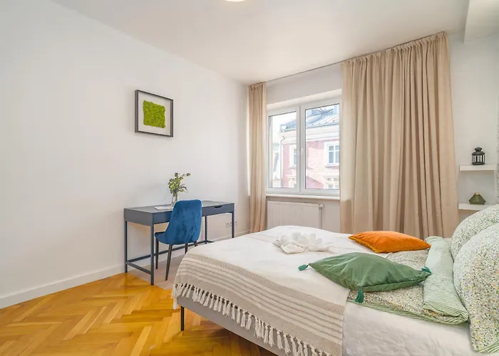 - Balcony, Workspace - By Rentujemy Appartement